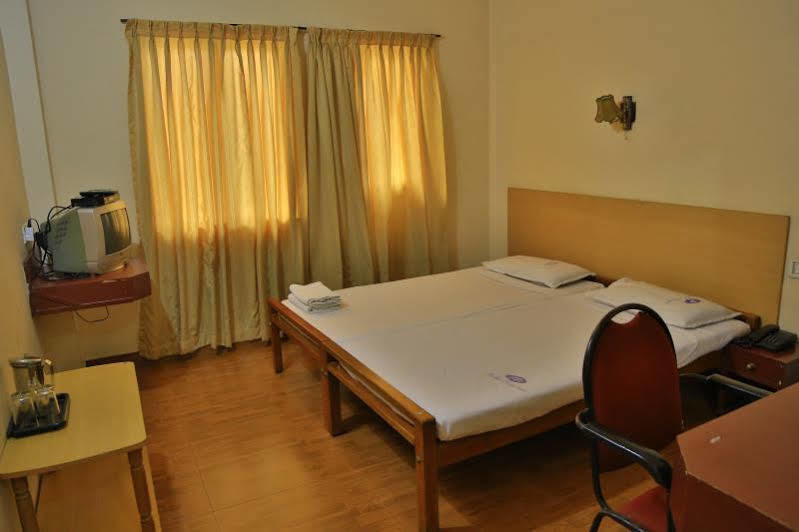 Hotel Srinivas Коччи Экстерьер фото